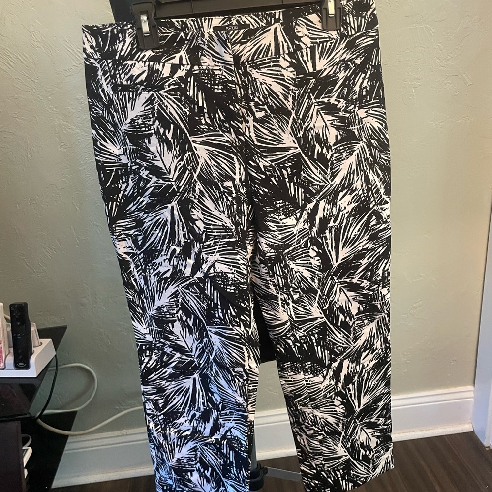 5/15🔥🔥🔥Apt. 9 Black and White Leaf Print Capris